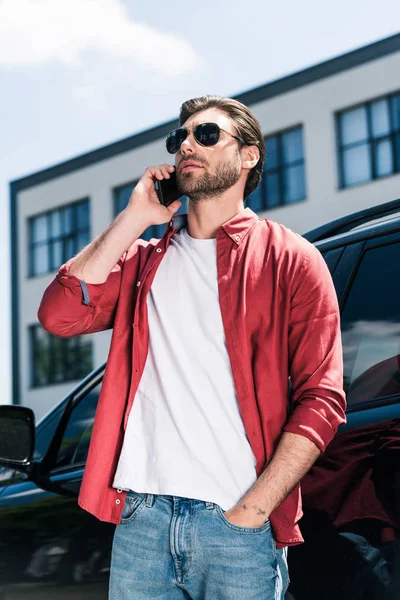 Vista Ángulo Bajo Modelo Masculino Con Estilo Gafas Sol Hablando — Foto de stock gratis