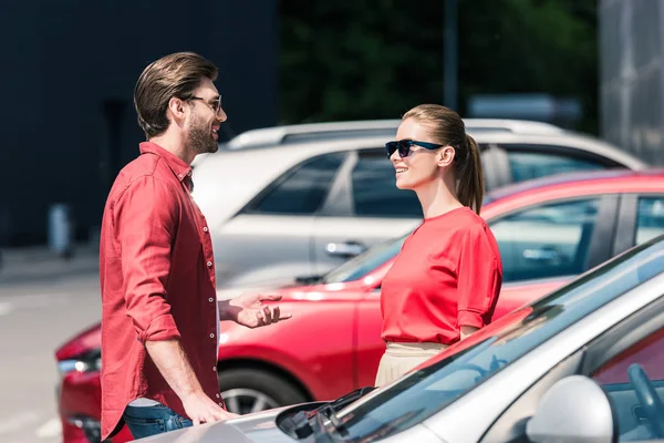 Side View Stylish Man Sunglasses Talking Girlfriend Car — Stock Photo, Image