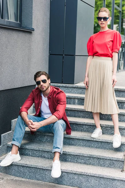 Elegante Pareja Joven Modelos Gafas Sol Las Escaleras — Foto de Stock