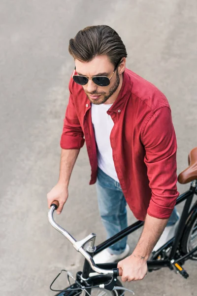 Vista Ángulo Alto Hombre Joven Con Estilo Gafas Sol Con — Foto de stock gratis