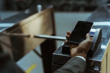 Toplu taşıma ücreti smartphone üzerinden ödeme işadamı görünümünü yakın çekim