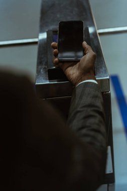 Toplu taşıma bilet için ödeme smartphone ile görünümünü erkek eli kırpılmış