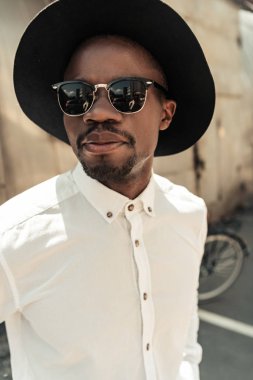 Yakışıklı genç Afro-Amerikan adam şapka ve güneş gözlüğü