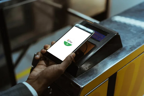 Nahaufnahme Eines Geschäftsmannes Der Mit Google Pay Öffentliche Verkehrsmittel Bezahlt — Stockfoto