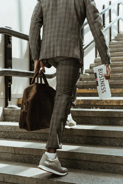 Vista Recortada Del Hombre Negocios Afroamericano Que Usa Traje — Foto de Stock