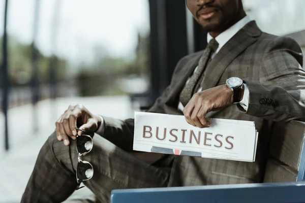Jovem Empresário Afro Americano Sentado Banco Com Jornal — Fotografia de Stock