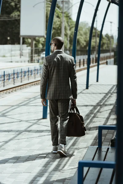 Businessman Stylish Suit Walking Public Transport Station — Free Stock Photo