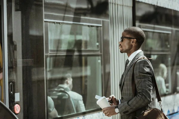 Hombre Negocios Afroamericano Usando Traje Tomando Tren — Foto de Stock