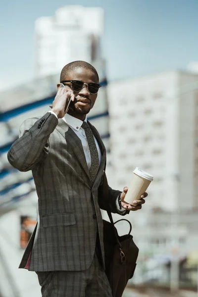 Snygg Säker Affärsman Talar Smartphone Och Hålla Kaffekoppen Väntar Tåg — Stockfoto