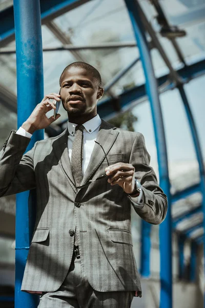 Joven Hombre Negocios Afroamericano Hablando Smartphone Estación Transporte — Foto de stock gratis