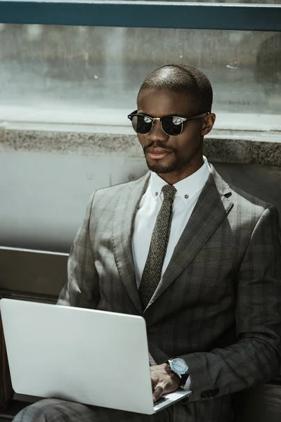 Jonge Afro Amerikaanse Zakenman Bezig Met Laptop Stad Bank — Gratis stockfoto