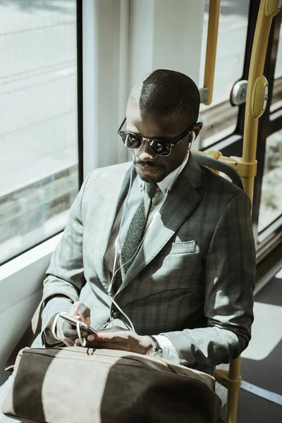 Giovane Uomo Affari Afroamericano Che Ascolta Musica Mentre Prende Treno — Foto stock gratuita