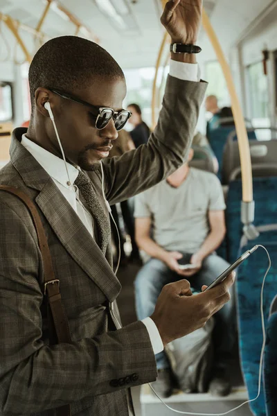 Homme Affaires Élégant Confiant Écoutant Musique Tout Prenant Train — Photo