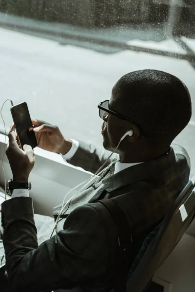 Joven Hombre Negocios Afroamericano Auriculares Usando Teléfono Inteligente Mientras Toma — Foto de stock gratis