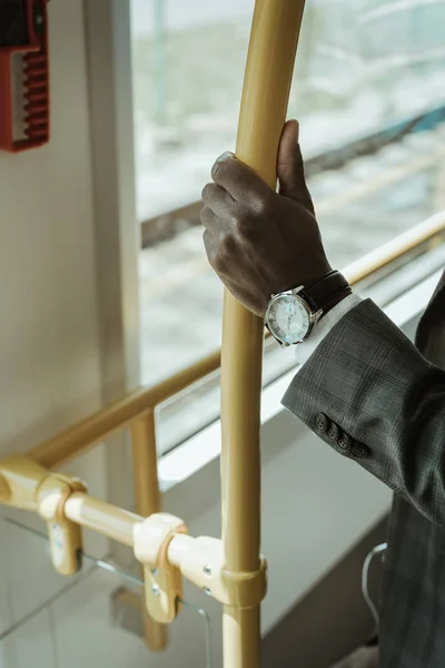Bijgesneden Weergave Van Afro Amerikaanse Zakenman Horloge Dragen Terwijl Het — Gratis stockfoto