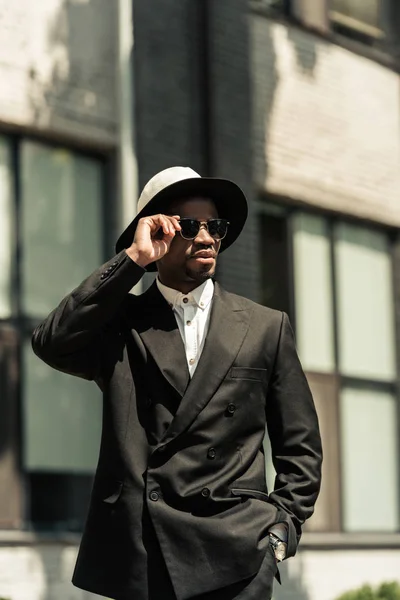 Divatos Afro Amerikai Üzletember Fedora Kalap Napszemüveg Viselése — Stock Fotó