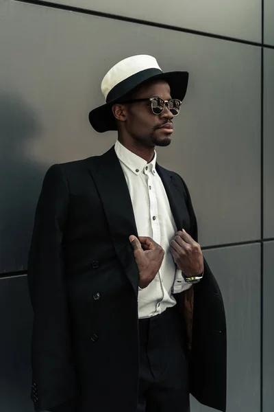 Guapo Joven Afroamericano Hombre Negocios Sombrero Gafas Sol — Foto de stock gratis