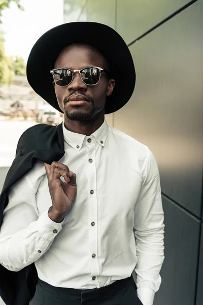 Przystojny Młody Biznesmen Afroamerykanów Okulary Trzymając Jego Kurtka — Zdjęcie stockowe