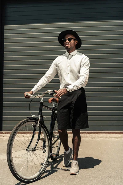 Guapo Joven Afroamericano Hombre Sosteniendo Bicicleta — Foto de stock gratis
