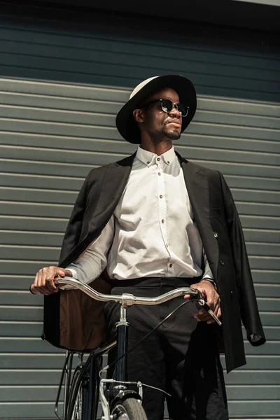 Hombre Afroamericano Moda Que Lleva Sombrero Fedora Que Sostiene Bici — Foto de Stock