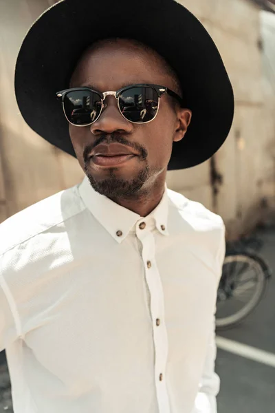 Guapo Joven Afroamericano Hombre Sombrero Gafas Sol — Foto de Stock