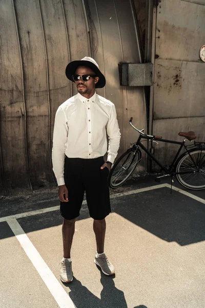 Fashionable African American Man Wearing Fedora Hat Sunglasses — Stock Photo, Image