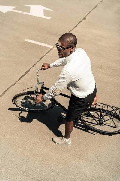 英俊的年轻非洲裔美国人骑自行车在街上 — 免费的图库照片