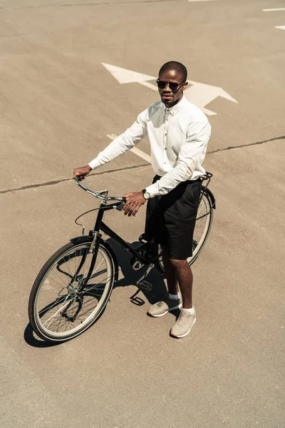 Schöner Junger Afrikanisch Amerikanischer Mann Steht Mit Seinem Fahrrad Auf — kostenloses Stockfoto