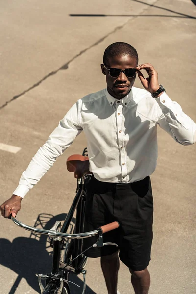Hombre Afroamericano Moda Pie Junto Bicicleta Calle — Foto de stock gratis