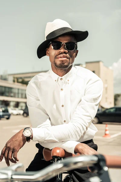 Bisikletine Sokakta Eğilerek Fedora Şapka Takmak Moda Afrikalı Amerikalı Adam — Stok fotoğraf
