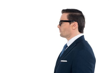 takım elbise ve ayakta ve uzağa arıyorsunuz üzerinde beyaz izole gözlük işadamı yan görünüm