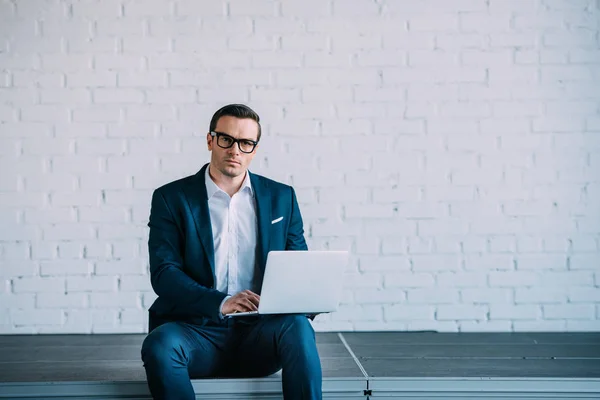 Hombre Negocios Guapo Traje Gafas Usando Ordenador Portátil Mirando Cámara — Foto de Stock