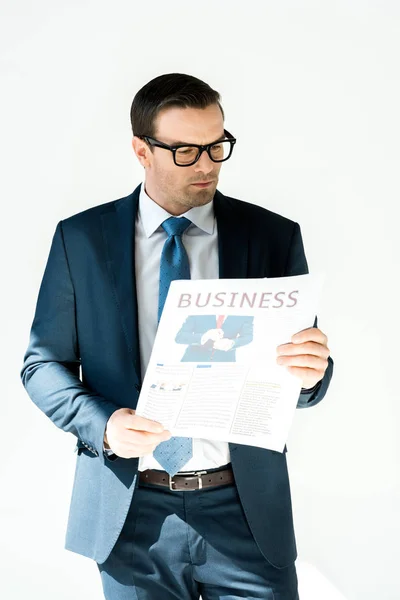 Serio Buisnessman Mediana Edad Gafas Leyendo Periódico Aislado Blanco —  Fotos de Stock