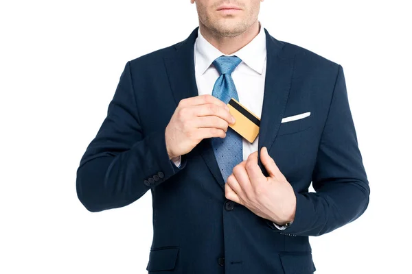 白で隔離のスーツの上着のポケットにクレジット カードを置くビジネスマンのクロップ撮影 — ストック写真