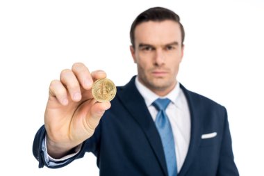 bitcoin tutarak ve üzerinde beyaz izole kamera bakarak işadamı yakından görmek