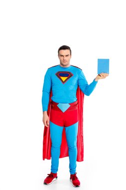 Tam boy görünüm yakışıklı Superman sabun tutarak toz ve üzerinde beyaz izole kamera bakıyor