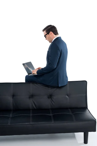 Hombre Negocios Mediana Edad Sentado Sofá Uso Computadora Portátil Blanco —  Fotos de Stock