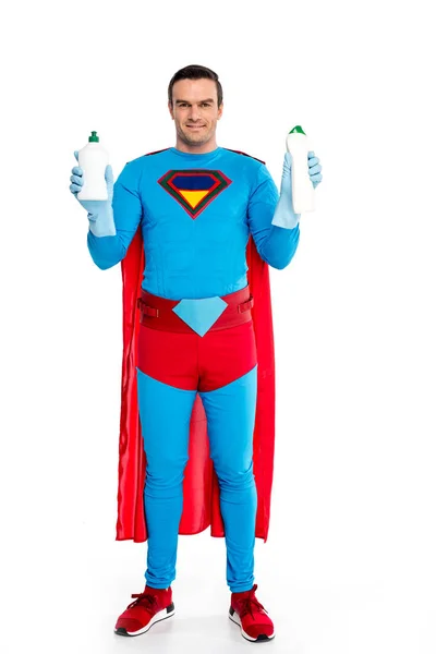 Hombre Guapo Traje Superhéroe Sosteniendo Botellas Con Detergente Sonriendo Cámara — Foto de Stock