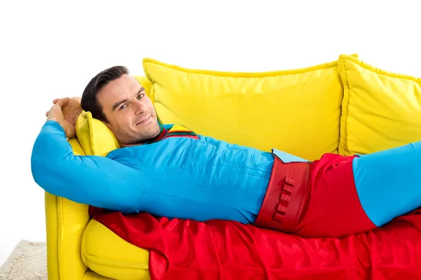 Homem Bonito Traje Super Herói Descansando Sofá Sorrindo Para Câmera — Fotografia de Stock