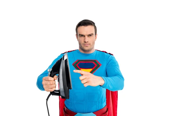 Przystojny Mężczyzna Superbohatera Wskazując Palcem Żelazo Patrząc Kamery Białym Tle — Darmowe zdjęcie stockowe