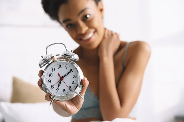 Enfoque Selectivo Afro Chica Mostrando Despertador Mañana — Foto de Stock