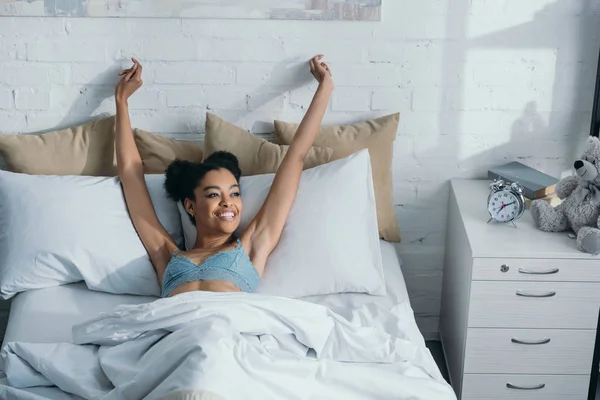 Lächelnde Afroamerikanerin Wacht Auf Und Dehnt Sich Bett — Stockfoto