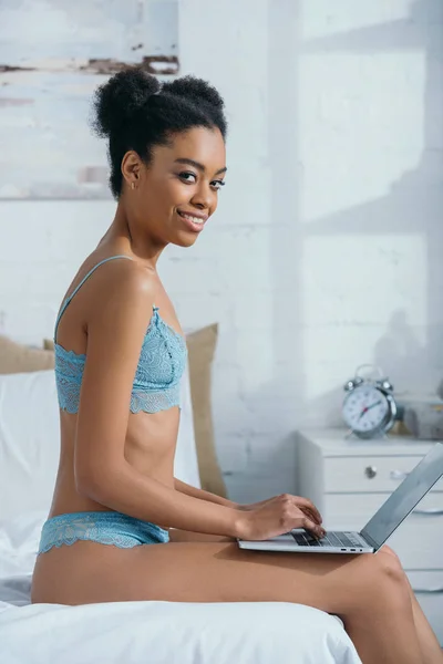 Smiling African American Girl Lingerie Using Laptop Bed — Free Stock Photo