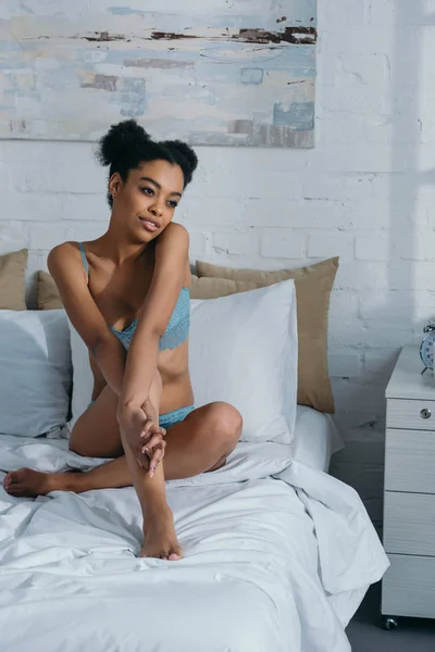 Ελκυστική Κοπέλα Αφρικανική Αμερικανική Εσώρουχα Που Κάθεται Στο Κρεβάτι Πρωί — Δωρεάν Φωτογραφία