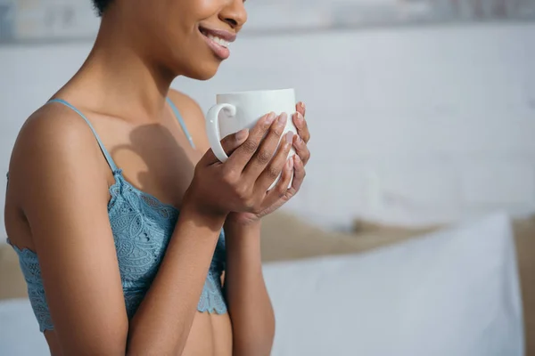 Обрізаний Вид Усміхненої Афроамериканської Дівчини Тримає Чашку Кави — стокове фото