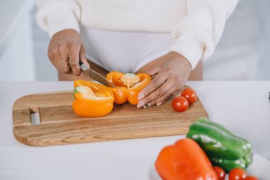 kadın Dilimleme dolmalık biber salata mutfak at için kadeh kırpılmış