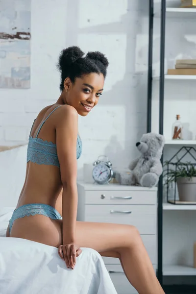 Lächelnde Afroamerikanerin Dessous Die Morgens Auf Dem Bett Sitzt — Stockfoto