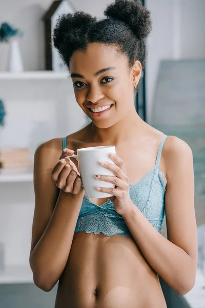 Hermosa Sonriente Afroamericana Chica Lencería Celebración Taza Mañana — Foto de stock gratuita