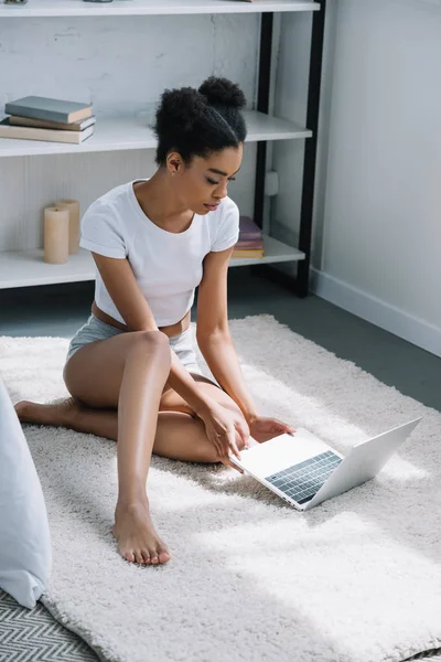 Vackra Afrikanska Amerikanska Flickan Använder Laptop Vit Sittande Golvet — Gratis stockfoto