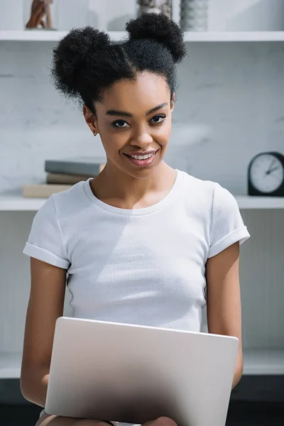 Sorrindo Menina Americana Africana Usando Laptop — Fotografia de Stock